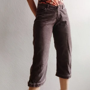 Bruna Byxor - Bruna low waisted byxor i storlek 36. Använd skick men fortfarande fina. Dom är lite kortare och slutar nedanför knäna. 