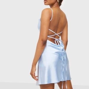 Klänning med knytning  - Aldrig använd klänning i silkes material och knytning på ryggen 