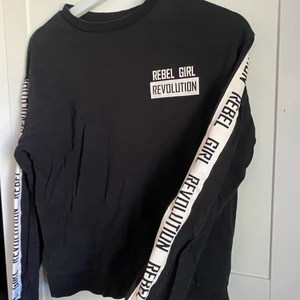 Rebel girl-topp - Köpt secondhand. Bra skick. Lite stretchig. Hämtas i Märsta eller fraktas mot fraktkostnad. 