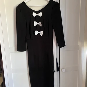 Svartvit klänning - Stretchig men sitter nog bäst på dig som är lite mindre i kroppsbyggnaden. Formar sig efter kroppen, som en lång tubklänning. En söm har gått upp på ena sidan, se sista bilden. Annars i bra skick. Bilder med den på kan inte fås då den inte passar mig. 