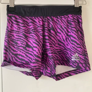 Träningsshorts - Snygga lila träningsshorts från adidas