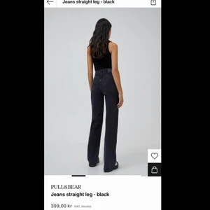 Pull&bear jeans  - Säljer ett par av mina favorit jeans från pull&bear. Säljes då jag fick köpa en mindre storlek då dessa var lite för stora för min smak, så jeansen är i princip som nya. Nypris 399. Priset kan diskuteras💗