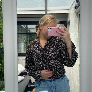 Leopard blus - Fin blus i nyskick, använd 1 gång