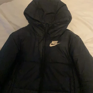 Nike vinterjacka - säljer denna vinterjacka ifrån nike storlek S. Den är som ny.