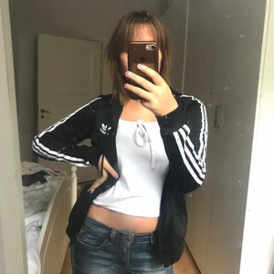 adidas - adidas kofta köpt i london på Urbanoutfitters🤓 fint skick. Den har luva och adidas loggan på ryggen