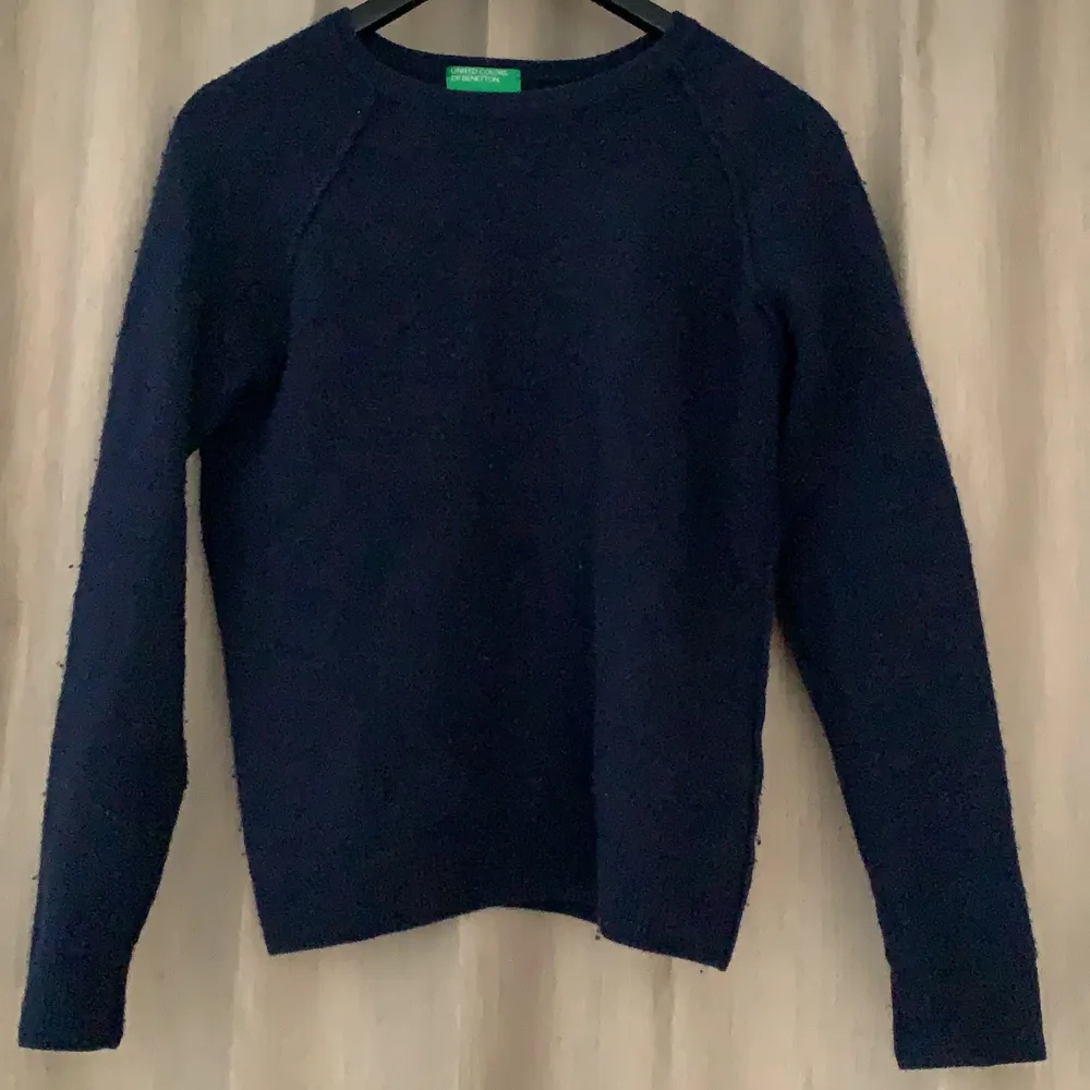 Stickad marinblå tröja från United Colors Of Benetton. Lite nopprig därav priset, 150kr eller bud vid flera intresserade! Hör av dig vid frågor ⭐️ . Stickat.