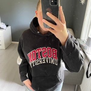 Vintage sweather - Jätteskön vintage sweather köpt på beyond retro. Storleken är S och skicket är fint, saknas en metallring (se bild 3). Eventuell fraktkostnad tillkommer på 60kr💕