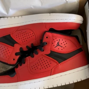 Nike Jordan jumpman - Säljer dessa super coola Nike jordans. Använda men i väldigt bra skick. Köptes på footlocker för 1000kr och säljer för högsta bud. Skriv om du har frågor💕💕