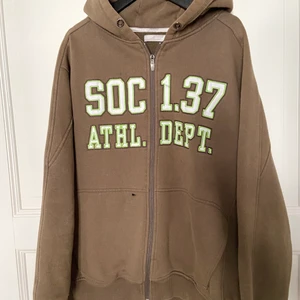 soc hoodie - mysig grönbrun huvtröja, en liten svart fläck men annars bra skick. 