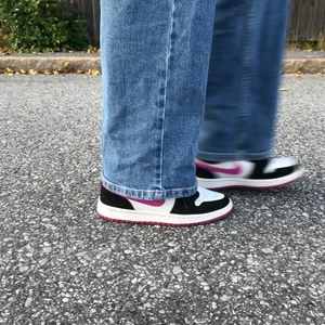 Nike Jordans rosa - Fräscha, trendiga rosa nike jordans som använts ca 3 ggr och säljes pga för små. Strl 39 men skulle säga att de är små i strl så 37-38 funkar också. Frakt betalas av köpare, har du frågor eller vill ha fler bilder tveka inte att kontakta mig! 🌸🤩