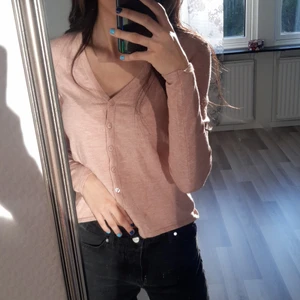 Super mjuk skön kofta/tröja - Shit snygg och mjuk säljs pga av inte kommer till användning kan användas på många olika sätt. Har används typ 2 gånger innan så den är som ny storlek xs och är rosa