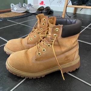 Timberlands🤍 - Säljer ett var timberlands i storlek 37 då de är för små för mig nu. Perfekt nu i höst/vinter. Välanvända men ändå bra skick! Köpare står för frakten🤍originalpris 1399kr säljer för 499kr