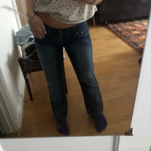Levis Jeans - Lågmidjade levis jeans! Säljer då jag tycker att dom är aningen korta på mig som är 158. Tror dessa skulle passa någon som är 150-156. Midjemått 75cm och innerbenslängd längd 71cm. Skriv privat för fler bilder eller frågor. Frakt kostar 66kr!