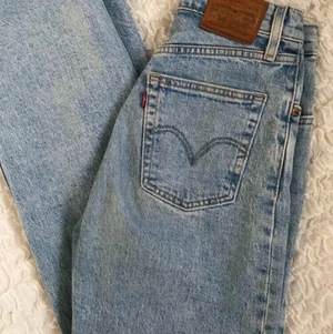 Levis ribcage straight jeans - Levis jeans i rak modell, har en ljus- till mellanblå färg och är i mycket gott skick eftersom de köptes för bara ungefär ett år sedan
