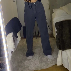 Weekday jeans  - Gråa jeans från weekday! Använder inte längre, de är i bra skick. Modell: ROWE  Storlek: W27 L32. Frakt står köparen för💞