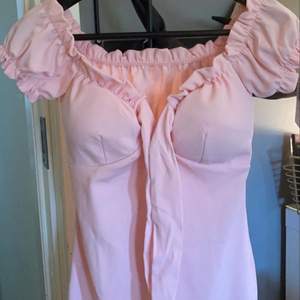 Jätte söt rosa klänning i bhn så är den fylld som en vanlig bh men man kan ta ut det, lappen är kvar och aldrig använd 