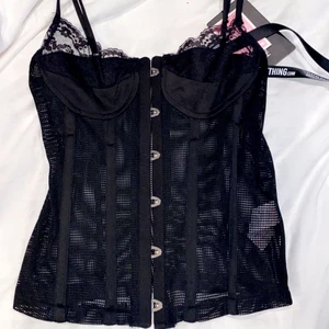 Korsett tröja - Korsett tröja från pretty little thing. Storlek 34 och aldrig använd för att den är för liten. +FRAKT