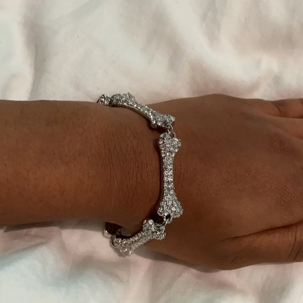 Ett benarmband från vivienne westwood med Swarovski strass med spårbar frakt✨ (kolla min samlade anons för dessa smycken för frågor om autenticitet). Accessoarer.