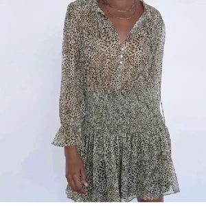 Zara klänning  - Säljer denna populära klänningen i strl s. Mycket fint skick😊