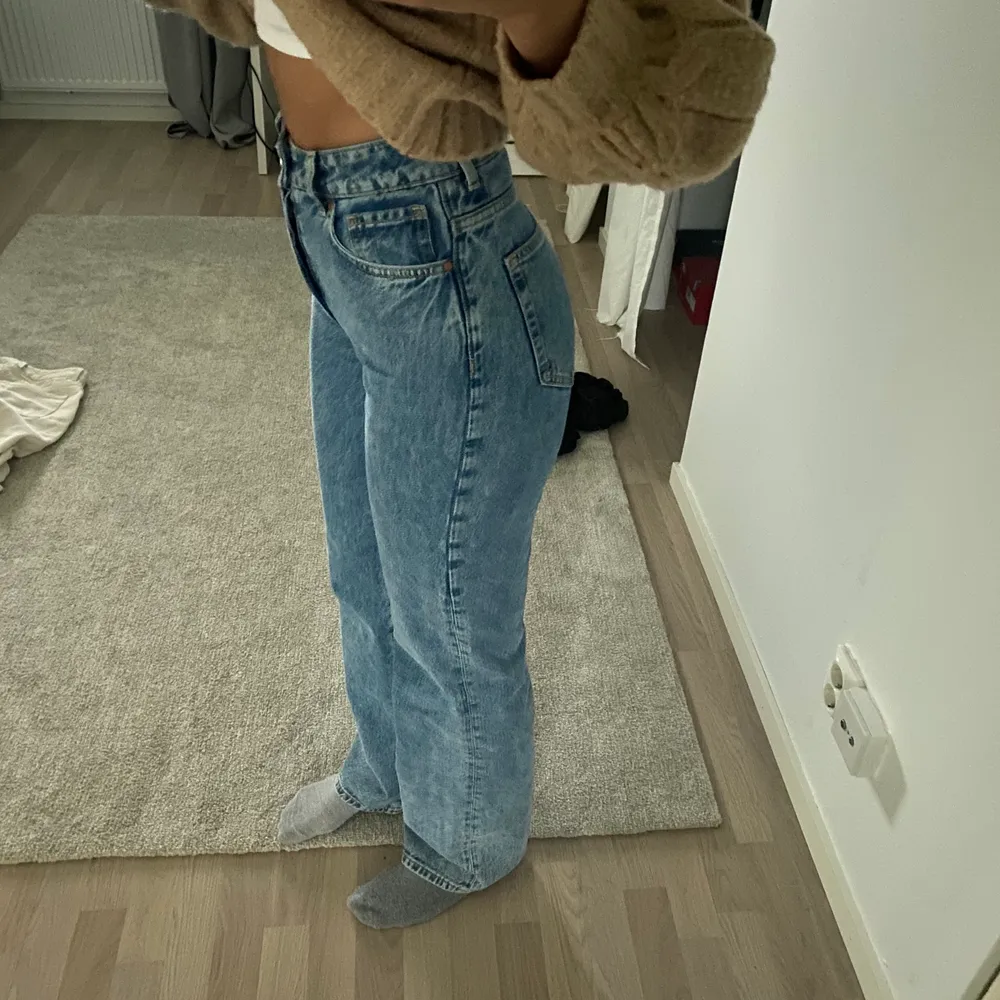 Ett par blå jeans från Bikbok! Köpta för 600kr! Använda fåtal gånger. Jag är 173 cm lång ❤️. Jeans & Byxor.