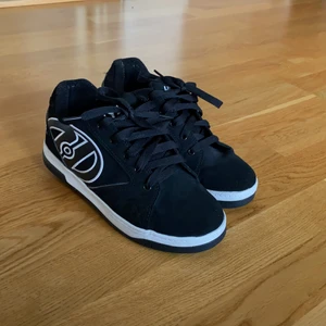 Heelys rullskor - Heelys- rullskor. Hjulen går att ta av och använda som vanliga sneakers. Använda i något år men är i gott skick. Köpta för 1200kr men säljer för endast 250kr