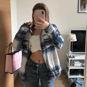 Rutig jacka - En rutig skjorta/jacka från hollister! Super fin till hösten! Köparen står för frakten. Skriv för mer info✨