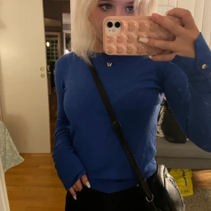 Mörkblå långärmad tröja💗💙 - Jättefin och skön långärmad stickad tröja från Zara i storlek S. Tröjan har fina gulddetaljer på armarna💕 Passar perfekt nu till hösten💗 Köparen står för frakten på 45kr💕