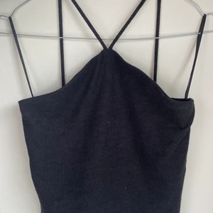 Gina Tricot Topp - Säljer denna snygga topp från Gina Tricot. Tröjan har inga skador utan är i perfekt skick. Den passar perfekt till tex ett par beiga jeans!! Toppen är liten i storleken. Den är S men sitter som en XS, men passar för dom som har S <3 <3 Köparen står för frakt!