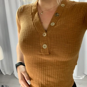 Gulbrun topp från Pull&Bear 🤎 - Tajt gulbrun topp med knappar. Storlek S. Skriv för fler bilder 🤎