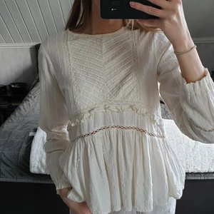 Beige blus - Zara kids blus. Använt en gång🤍 Jag är 169cm!
