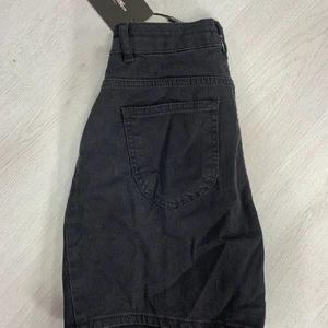 Svarta shorts- Prettylittlething  - Svarta dad-shorts från Prettylittlething. Aldrig använda. UK6