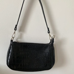 Axelväska från Gina Tricot - Säljer denna jättefina väska från Gina då den tyvärr inte kommer till användning💕 Pris kan diskuteras!💓