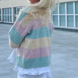 Randig pastell kofta🧚‍♀️ - Säljer den här superfina koftan som jag köpt av en annan tjej här på Plick! Säljer den för att den är för liten för mig. Jättebra och mysigt tyg/ material❤️ vet inte var den är ifrån. Buda privat🥰 köp direkt för 300 kr + frakt