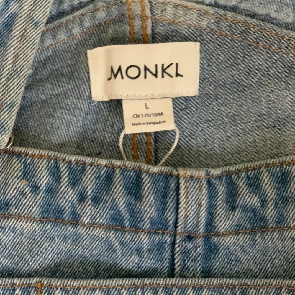 En par fina hängselbyxor från monki endast använts ett få tal gånger storlek L men dom ska vara baggy. Nytt pris 500kr mitt pris 350kr+frakt<33. Jeans & Byxor.