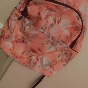 S - ÄR INTE ANVÄNT!!!!! En rosa skolväska eller Jobbväska som har jätte söta detaljer PRISET KAN GÅ NER 