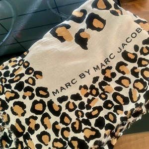 Marc by Marc Jacobs sjal 🐆  - Supersnygg sjal i viskos från MBMJ. Använd 2-3 ggr med försiktighet, trots detta finns det några trådar i ena kanten. Modell som sålde slut direkt. Skickas hem i brevlådan med PostNord ”skicka lätt” för 51:- (max 250g). Köpare står för frakten 📬.