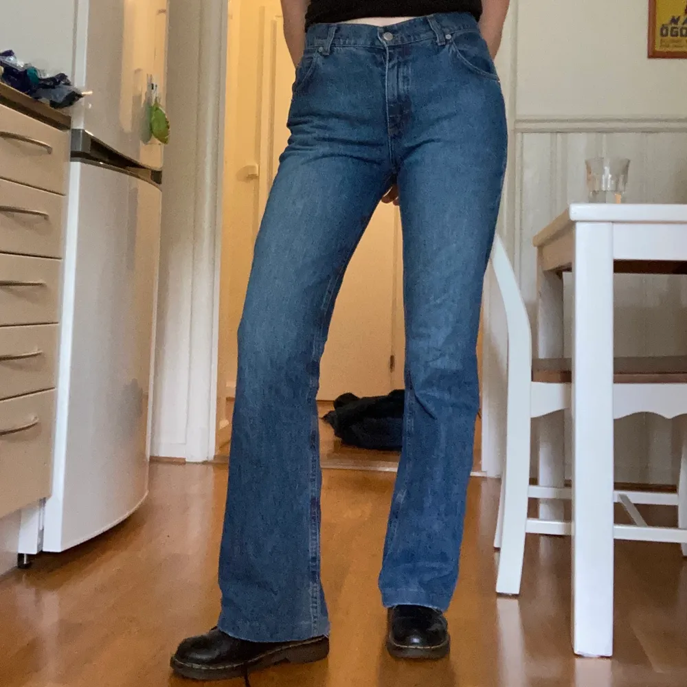 As coola lågmidjade jeans! Det står ingen storlek på jeansen men passar mig som brukar ha 26/27 i midjan.. Jeans & Byxor.
