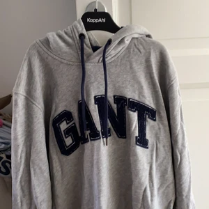 Gant hoodie - Säljer denna grå hoodie som är använd Max 5 gånger, väldigt skön.