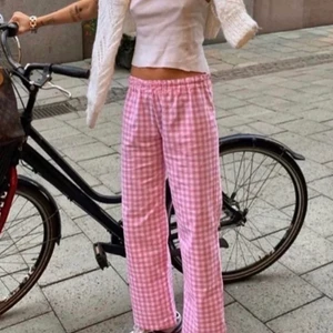 Säljer jättefina rutiga byxor! - Säljer dessa skitsnygga byxor för 100 kr 💗 tror att de första byxorna är samma som jag har fast större rutor, båda bilderna är lånade. Den andra bilden är exakt den jag har! 