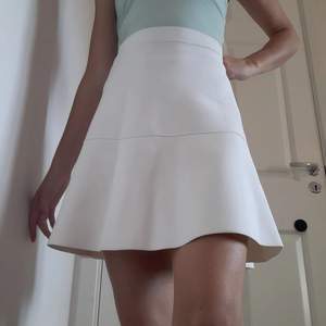 Trendig och snygg kjol ifrån Zara!😍🤗 Storlek M men passar tyvärr inte mig :/ Aldrig använd men har inte lappen kvar. Kontakta mig om du vill ha flera bilder 💕 
