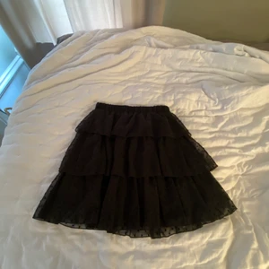 Kjol  - Säljer min svarta kjol pga att jag inte använder den längre🖤 
