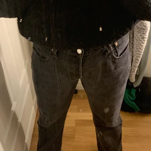 Levis jeans  - KÖPTA SECOND HAND men inga skador❤️ hittar ingen storlek men jag är 172 cm och dom är lite lite korta, jag har även rätt så stora lår så dom sitter rätt så tajt på mig 