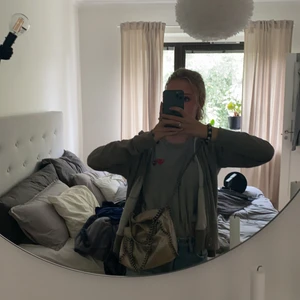 Stella McCartney Mini Falabella väska - Säljer min mini Stella McCartney väska guld glittrig! Tar emot bud från 2000🥰 Lite ”smutsig” men kan säkert tas bort! Därav priset. Kan mötas i Göteborg annars står köparen för frakt! Ledande bud just nu 2700! Buda elr köp direkt för 3000❤️