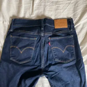 Levis jeans i modellen 710 super skinny (lågmidjade). Fin kvalitet på de och stretchiga. Köparen står för frakten!