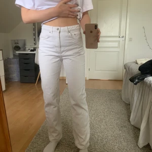 Vita Weekday jeans voyage  - Vita Weekday jeans i modellen ” voyage ”. Jättefina men blivit för små