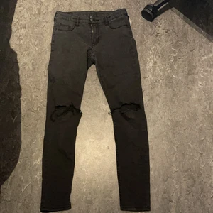 Hm skinny jeans - Skinny jeans med hål vid knäna, passar en person som är runt 150. Begagnade men fortfarande i gott skick. Dessa är storlek 152 i barnstorlek men det motsvarar ungefär XXS-XS, de är väldigt mjuka. Köpt för 300kr
