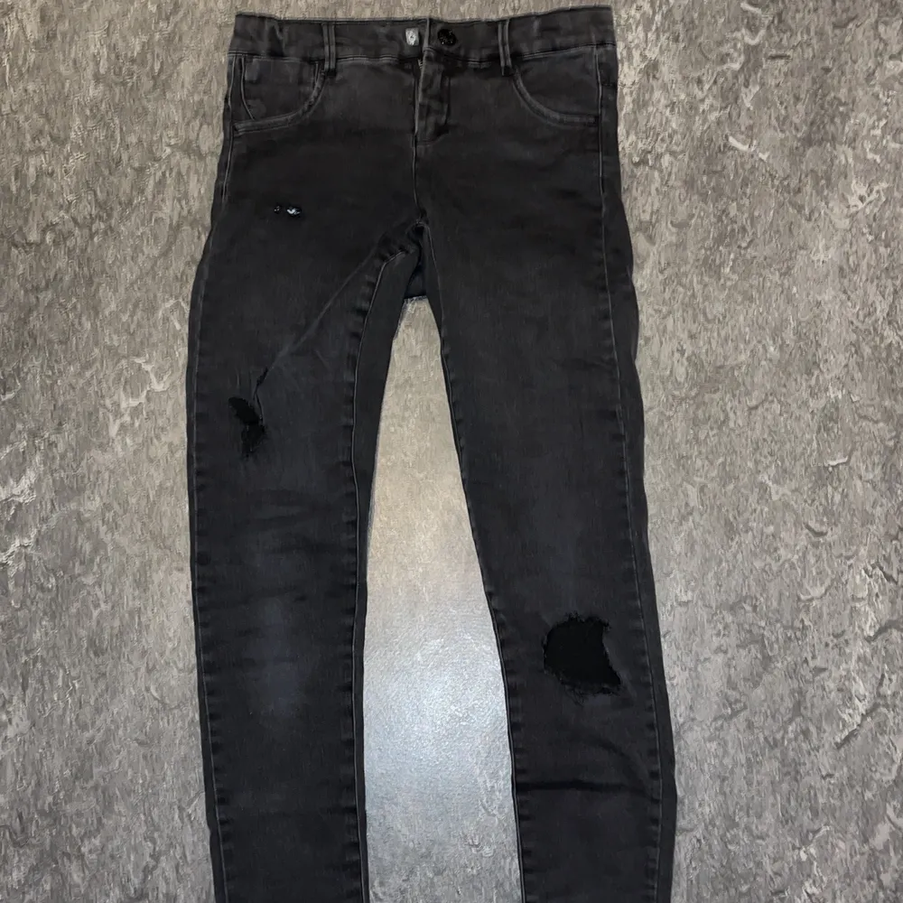 Dessa är storlek 164 o barnstorlek vilket motsvarar XS-S, jag har vanligtvis XXS och dessa sitter löst men ändå tajt. Köpta för ungefär 300kr. Jeans & Byxor.