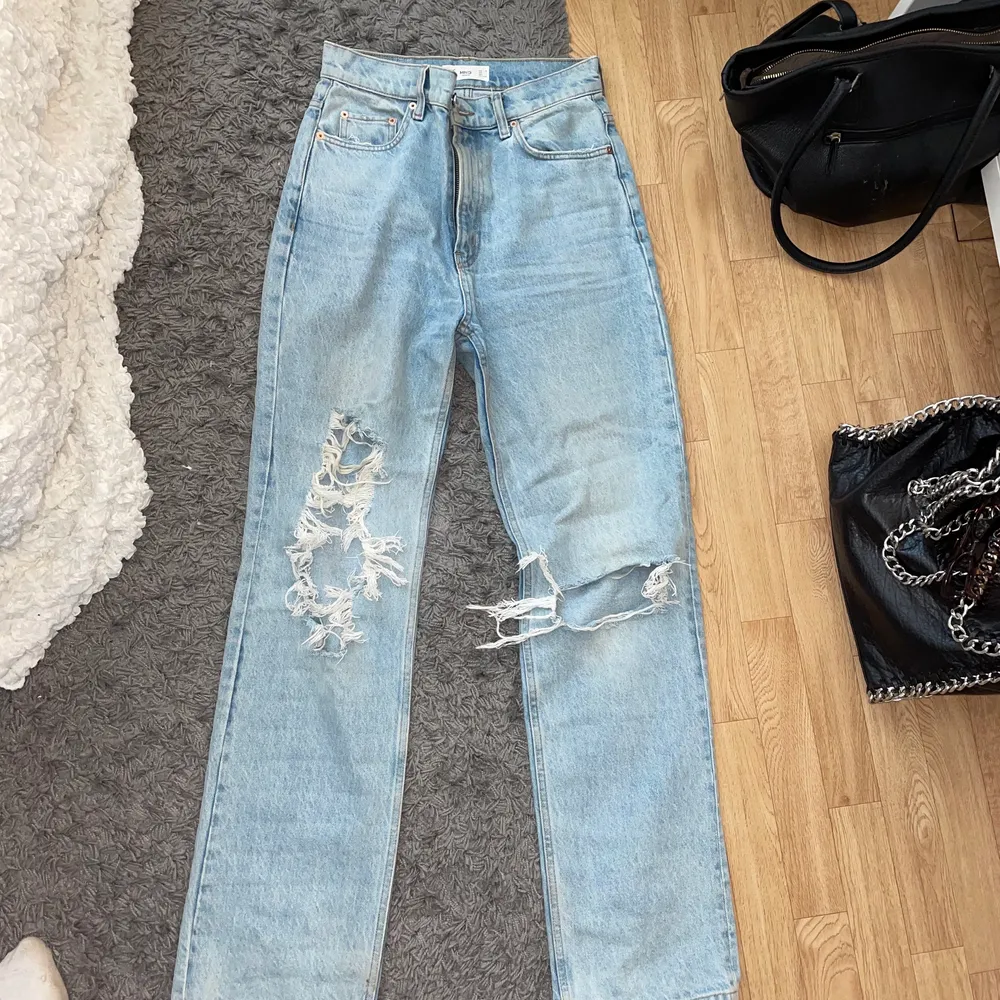 Raka jeans från mango. Storlek 40 men passar mig som är en S. Skulle även passa en M.. Jeans & Byxor.