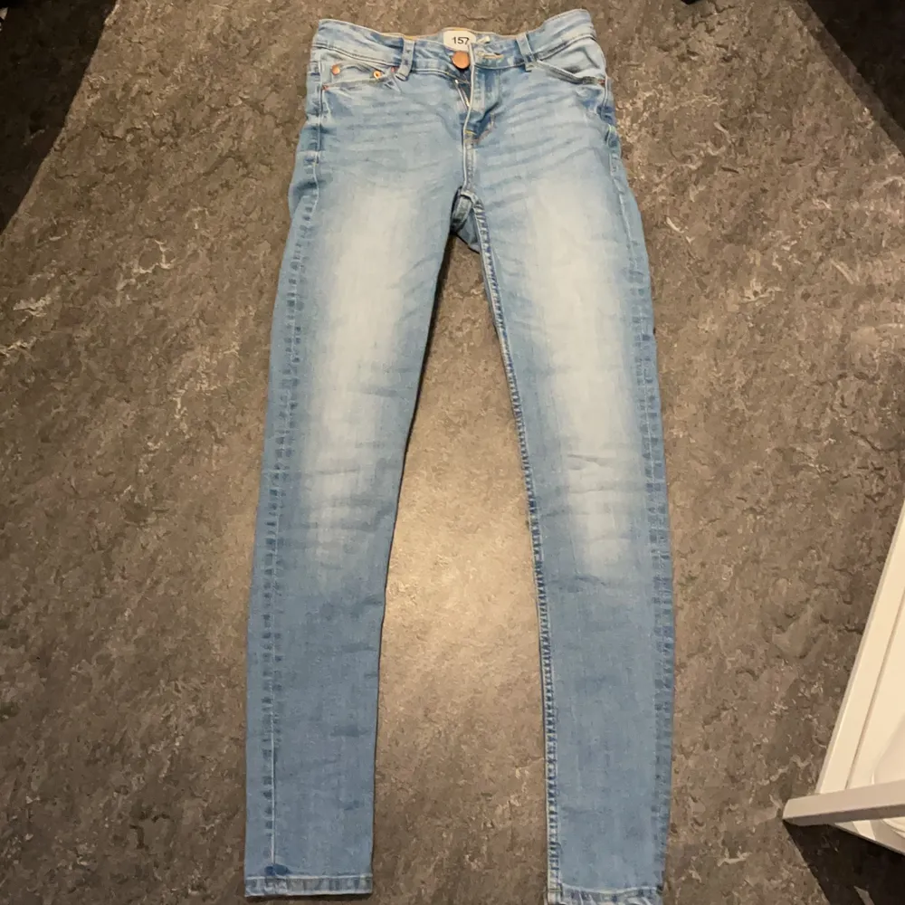 Dessa jeans är från lager157 och modellen heter ”skinny” dom är midwaist. Begagnade men ser inte slitna ut. Jag har vanligtvis XXS och är 155. Köpt för 150kr. Jeans & Byxor.