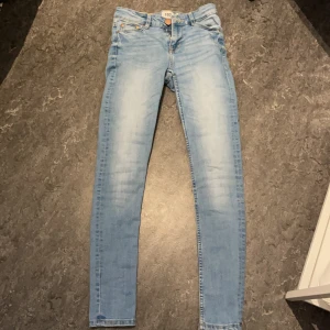 Skinny regular jeans lager157 - Dessa jeans är från lager157 och modellen heter ”skinny” dom är midwaist. Begagnade men ser inte slitna ut. Jag har vanligtvis XXS och är 155. Köpt för 150kr